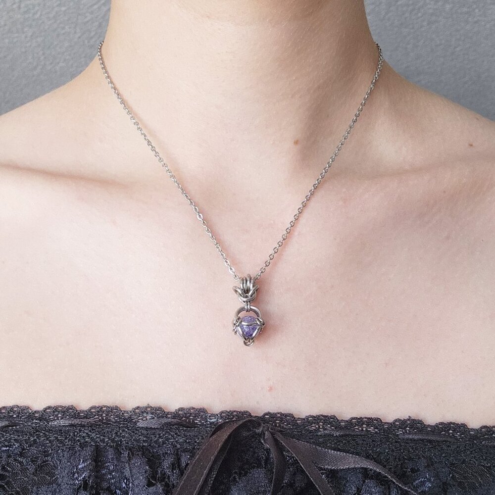 Whimsical fairy silver and purple pearl chainmail necklace - Picture 7 of 7